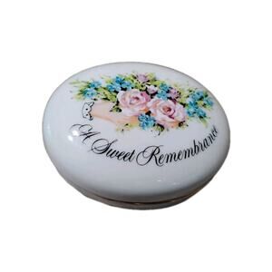 Vintage Avon Trinket Box Valentine's Day 1982 Sweet Remembrance Token Of Love